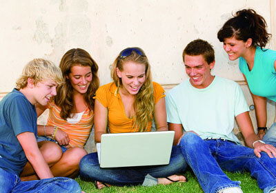 外行容易略过，每日大赛官网页面背后的变化，这也是老用户和路人感受差这么大的原因，有些话不能明说但都懂